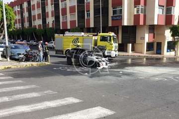 Arde un coche en la calle Poeta Pablo Neruda de Los Llanos de Telde/Eugenio Artiles y TA.